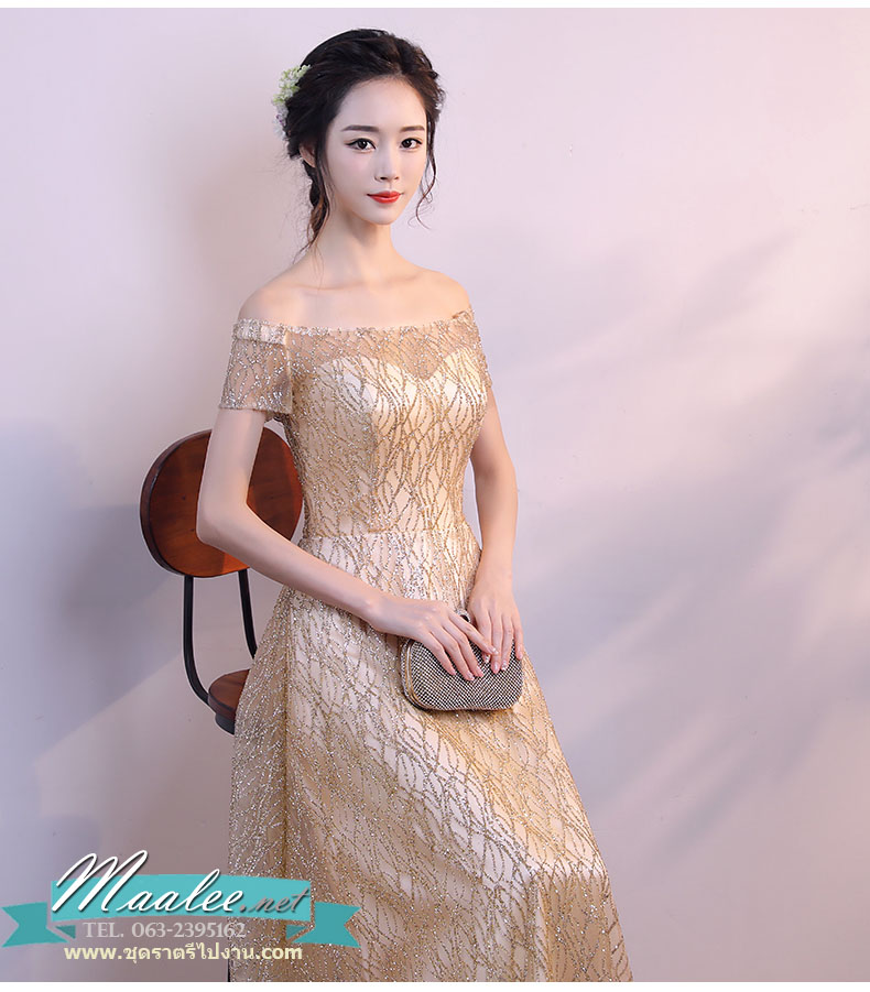 พร้อมเช่า ชุดราตรียาว แบบไหล่ปาดแขนสั้น สีทอง แต่งเม็ดกากเพชรทั้งชุด มาพร้อมเข็มขัดรูปใบไม้สีทอง หรูมาก