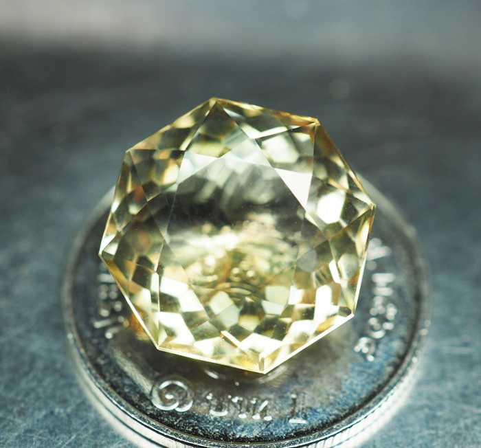 พลอยซิทรินสีเหลือง 9 กะรัตทรงแปดเหลี่ยม