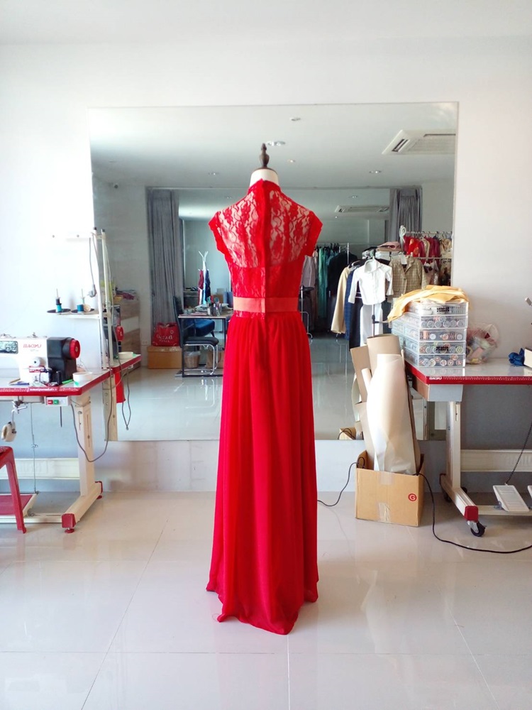 พร้อมส่ง ชุดราตรียาว ลูกไม้หวาน แขนสั้น แต่งเอวดอกไม้ กระโปรงผ้าชีฟอง สีแดง