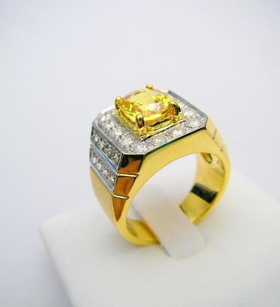 แหวนชาย "บุษราคัม" ล้อมเพชร นน.2.85 ct. D.16pc. 0.50 ct.