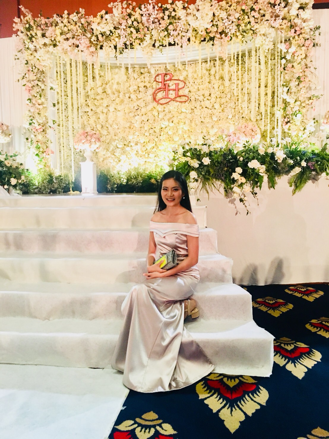 พร้อมเช่า ชุดเดรส ไหล่ปาดเว้าหัวใจ ผ่าข้าง ผ้าดัชเชส สีเทา