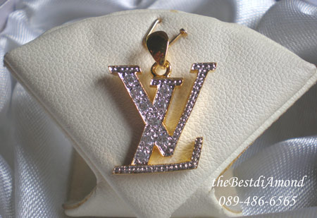 BP407+++จี้ L V+++ สัญลักษณ์สุดฮิต ไฮโซมากๆๆๆ จี้หลุยวิตตองส์ ทันสมัย หรูหรา สาวๆที่ชอบแบรนด์นี้คงไม่พลาดนะคะ งานสวยมากๆๆ