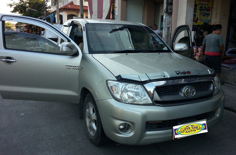 ผ้ายางปูพื้นรถยนต์ Toyota Vigo Cab กระดุมสีฟ้าขอบเขียว