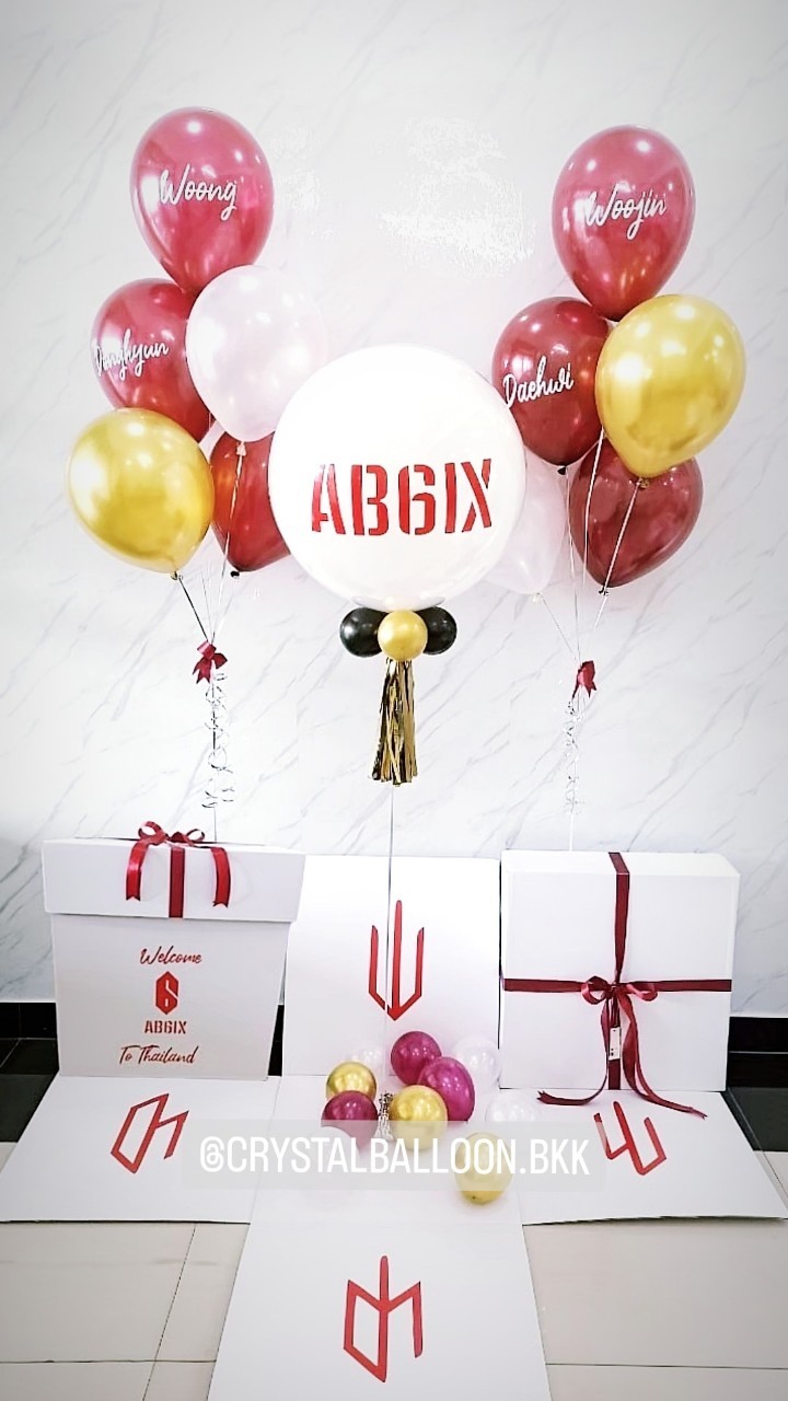 Surprise Box กล่องเซอร์ไพรส์ในโอกาสพิเศษต่างๆ ลูกโป่งยาง ขนาด 24'' Theme สีแดง พร้อมตกแต่ง ช่อลูกโป่ง 5 ลูก 2 ช่อ สามารถใส่รูปได้ 4 รูป สามารถเปลี่ยนสีลูกโป่ง/เปลี่ยนข้อความได้