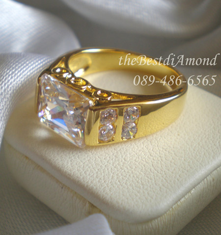 BR809+++แหวนชายแบบEmerald cut +++สุดหรูหรากับเหลี่ยมemerald cut พร้อมดีไซน์สุดเก๋ วางแนวนอน เพิ่มความโดดเด่นด้วยการยกสูงขึ้น พร้อมบ่าข้างประดับเพชร
