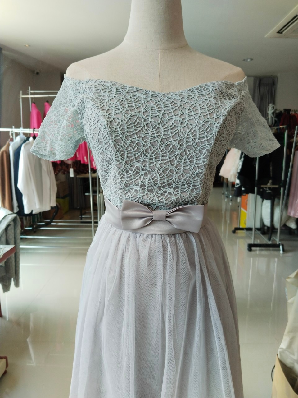 พร้อมส่ง ชุดราตรีสั้น ปาดไหล่ลูกไม้ กระโปรงตาข่าย สีเทา(จับสม๊อกด้านหลัง)