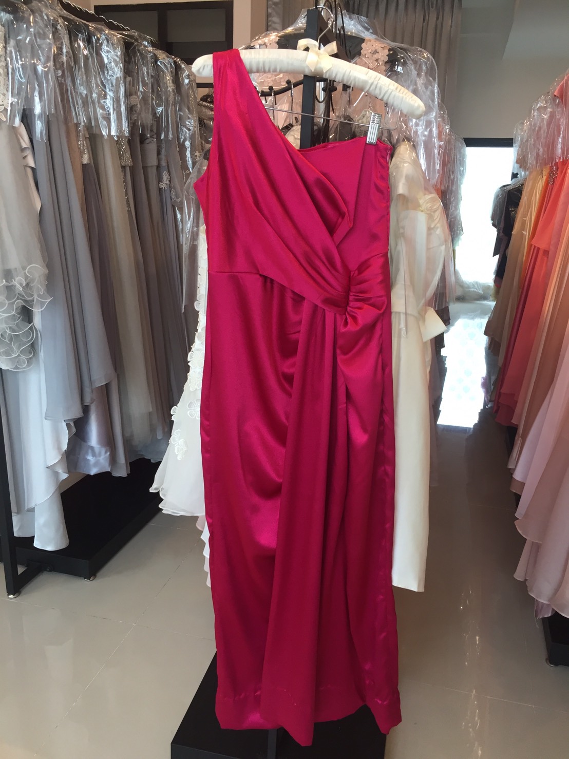 พร้อมเช่า ชุดเดรส เดรสไหล่เดียว แพทเทิร์นเก๋ จับเดรปหน้า สีบานเย็น