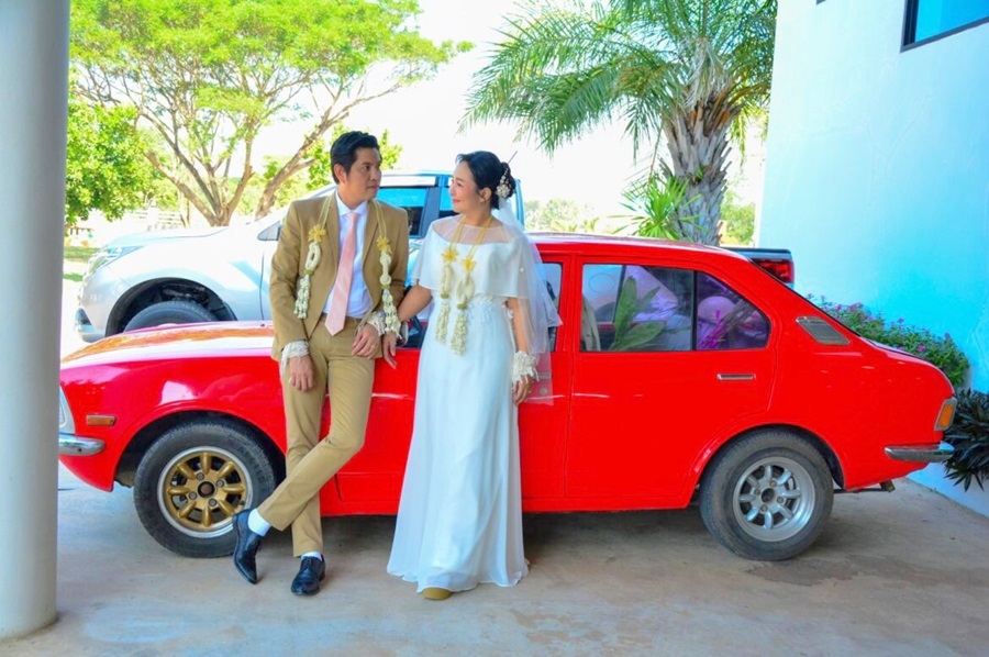 พร้อมเช่า ชุดราตรียาว แบบปิดไหล่ ผ้าชีฟอง แต่งดอกและลูกปัดสวย สีขาว