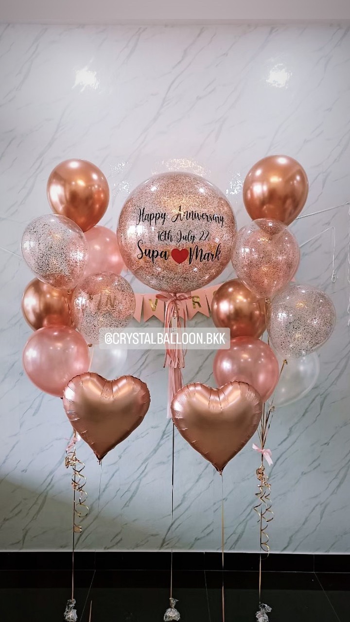 ลูกโป่ง วันครบรอบ Bubble ขนาด 24" สีโรสโกล พร้อม ช่อลูกโป่ง 7 ลูก 2 ช่อ พร้อมตกแต่ง ป้ายธง 16 ตัวอักษร,ฟอยล์หัวใจ ขนาด 18" ตั้งพื้น 2 ชิ้น สามารถเปลี่ยนสีลูกโป่ง/เปลี่ยนข้อความ/เปลี่ยนขนาด/เปลี่ยนสี-ป้ายธง/เปลี่ยนฟอยล์ตกแต่งได้