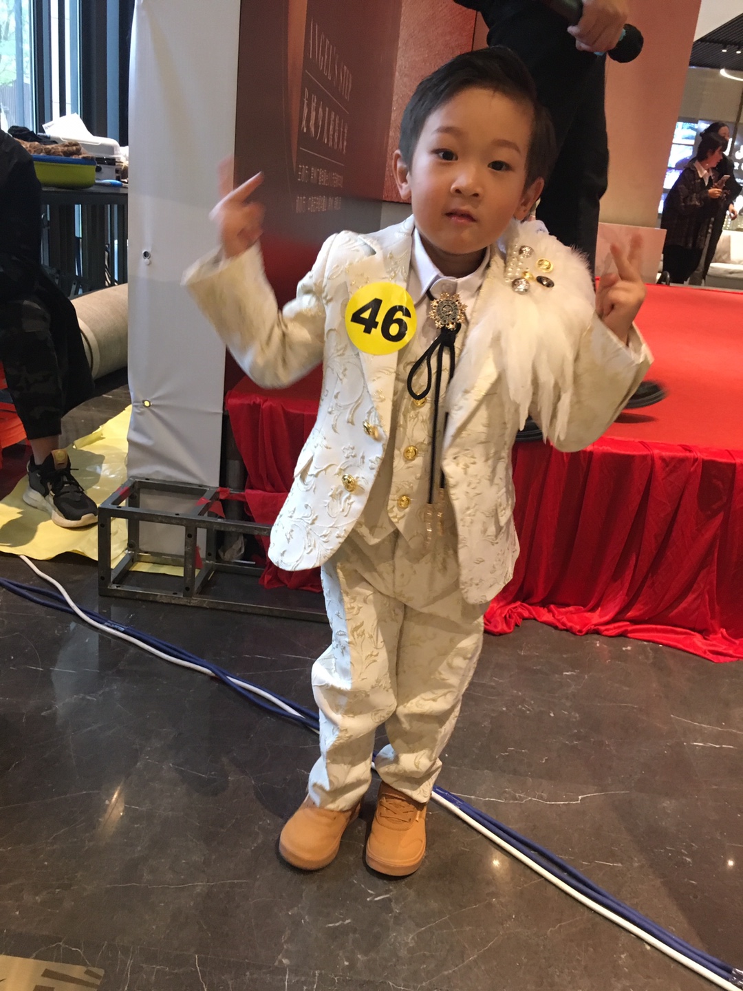 Pre-order ชุดสูทเด็กชาย สีขาวครีม ทอลายสามมิติ