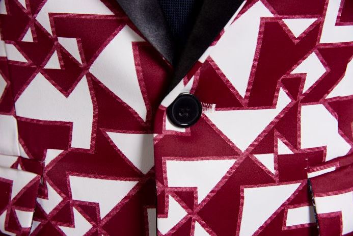 พร้อมเช่า เสื้อสูทชาย สีแดงขาว แต่งปกคอดำ พิมพ์ลายกราฟฟิก กับกางเกงสีดำ