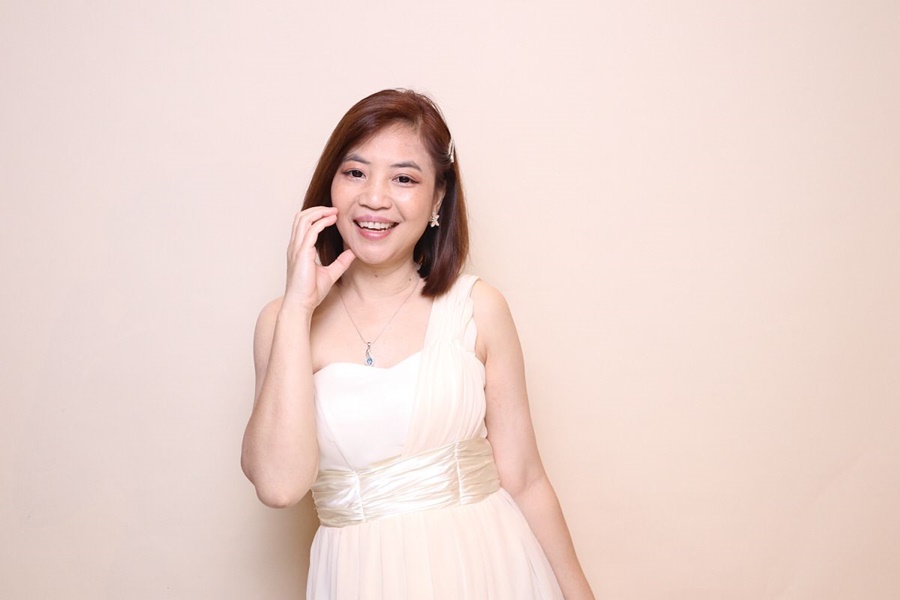 พร้อมส่ง ชุดราตรียาว เกาะอก ไหล่เดียว ผ้าชีฟองพลิ้วสวย คอ sweet heart แต่งเอวผ้าซาติน สีครีม