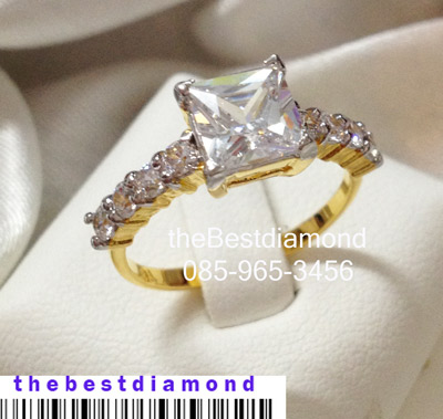 BR430++แหวนเพชรCZ รูปสี่เหลี่ยม มีบ่าข้างแบบทันสมัย ดูดี intrend มากๆๆ แบบออกมาจากร้านจิวเวลลี่เลย เพชรสวยวิ๊งๆ ใส่ติดนิ้วได้เลยค่ะ สวยสุดๆ