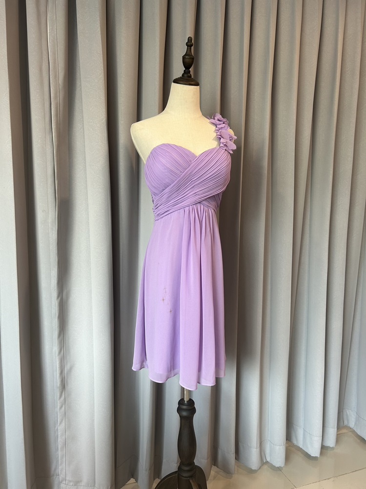 พร้อมเช่า ชุดราตรีสั้น เกาะอก ไหล่เดียว สีม่วง Lavender จับเดรปไขว์ช่วงหน้าอก แต่งดอกไม้ช่วงไหล่