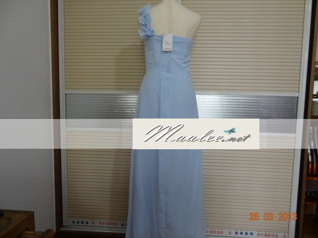 พร้อมเช่า ชุดราตรียาว ไหล่เดียว จับจีบตลอดช่วงเอว แต่งระบายไหล่ซ้าย เรียบหรู สีฟ้า