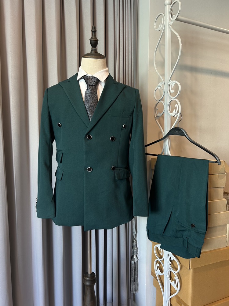 พร้อมเช่า ชุดสูทชาย สีเขียวเข้ม 4 กระดุม (ไม่มีเสื้อกั๊ก)