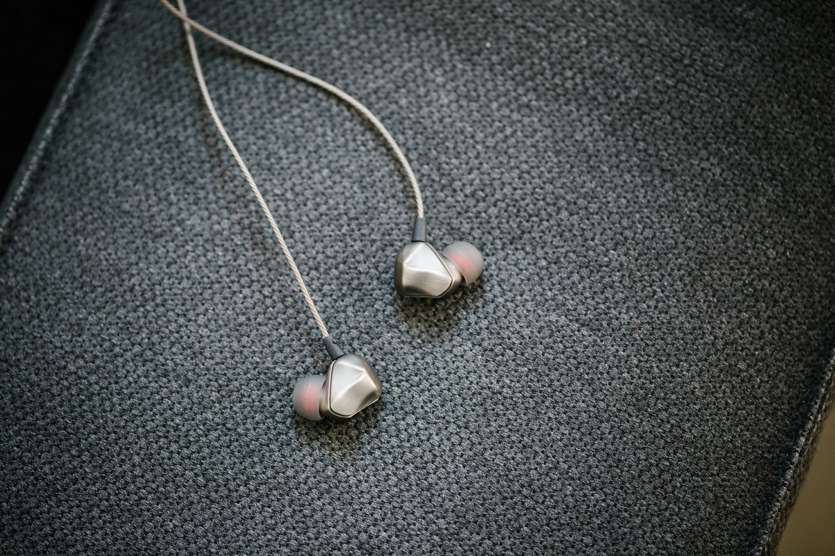 ขาย Auglamour F100 หูฟังบอดี้เหล็ก พร้อมไมค์ รองรับ Smart phone