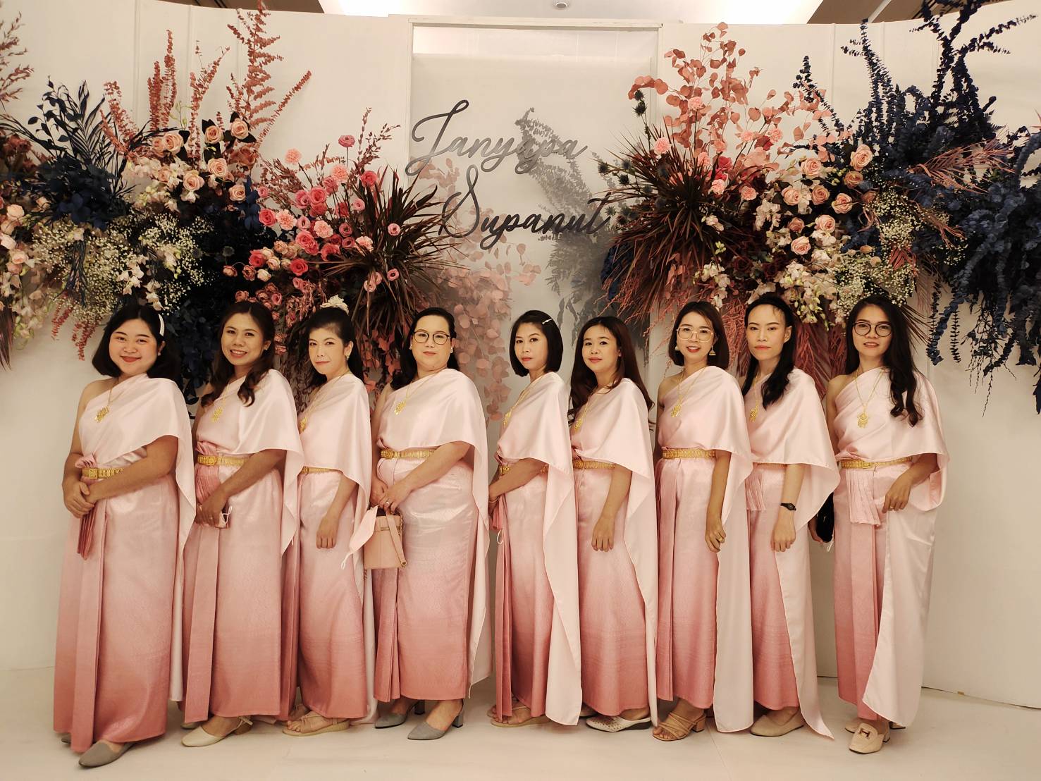 เช่า ชุดไทย ชุดเพื่อนเจ้าสาว ชุดไทยผ้าถุงสีชมพูไล่สี สไบเรียบสีชมพู