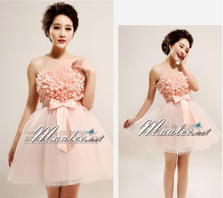 พร้อมเช่า ชุดราตรีสั้น เกาะอก สีโอโรส แต่งดอกฟูช่วงอก ตรงเอวแต่งโบว์ กระโปรงผ้าแก้ว