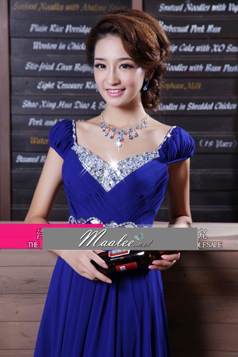 พร้อมส่ง ชุดราตรียาว สีขาว มีแขน แบบเปรี้ยวอมหวาน ปักเลื่อมช่วงคอ หลังผ่าตัววี