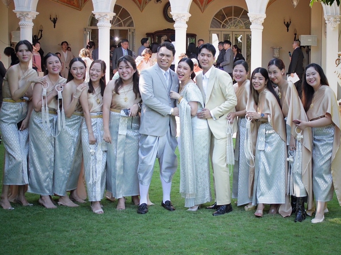 เช่า ชุดไทย ชุดเพื่อนเจ้าสาว ชุดไทยผ้าถุงสีเทาเงิน สไบเรียบ สีน้ำตาลทอง