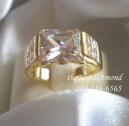 BR809+++แหวนชายแบบEmerald cut +++สุดหรูหรากับเหลี่ยมemerald cut พร้อมดีไซน์สุดเก๋ วางแนวนอน เพิ่มความโดดเด่นด้วยการยกสูงขึ้น พร้อมบ่าข้างประดับเพชร