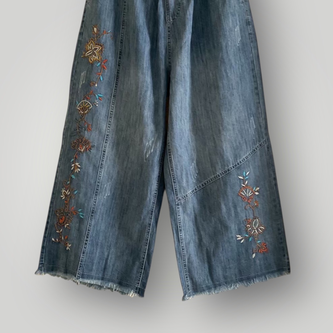 กางเกงยีนส์แต่งลายปักแถบข้าง