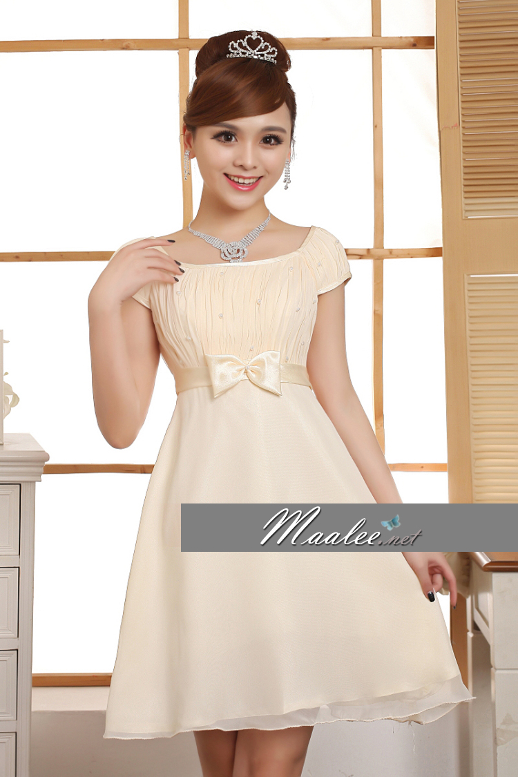 พร้อมเช่า ชุดราตรีสั้น แบบเรียบร้อย แขนสั้น จับเดรปหน้าอก ปักมุก แต่งโบว์ที่เอว สีครีม