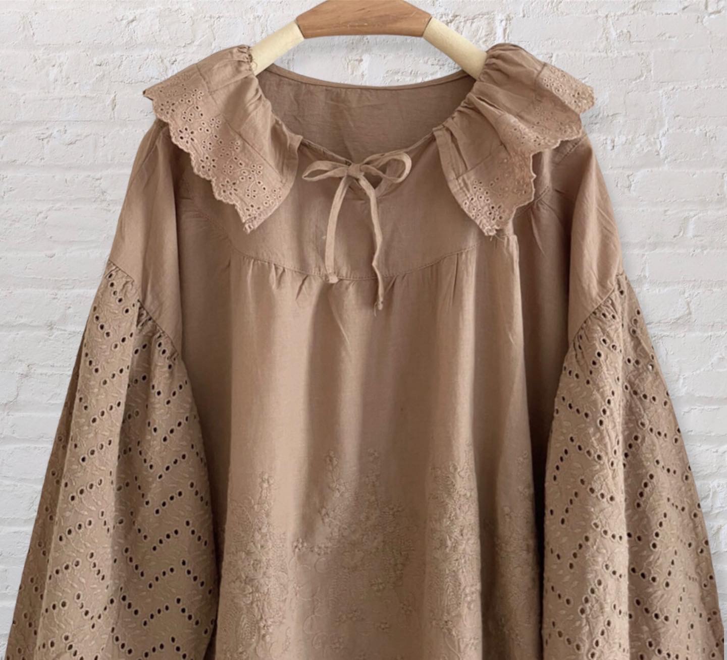 เสื้อผ้าฝ้ายลายปักลูกไม้แต่งคอระบาย