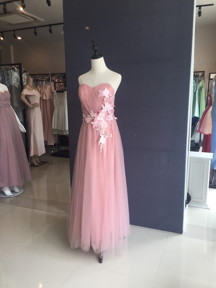 พร้อมส่ง ชุดราตรียาว เกาะอก สีชมพูหวาน ผ้าตาข่ายทั้งชุด อกจับจีบ แต่งดอกคาดเอว & พร้อมเม็ดคริสตัลหรู (เหลือสีชมพูอ่อน)