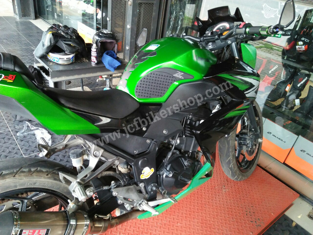 สติ๊กเกอร์กันลื่นข้างถัง Z250