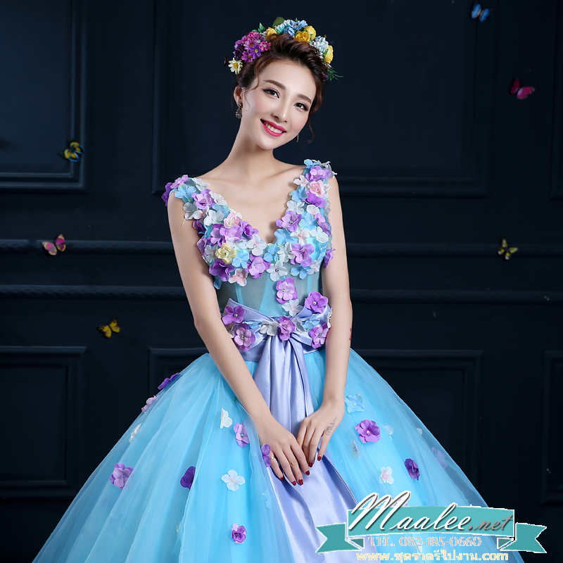 พร้อมเช่า ชุดแฟนซียาว แบบแขนกุด กระโปรงผ้าแก้ว ช่วงบนเป็นผ้าตาข่าย แซมด้วยดอกและผูกโบว์ช่วงเอว สวยมาก สีฟ้า (เชือกผูกหลัง)