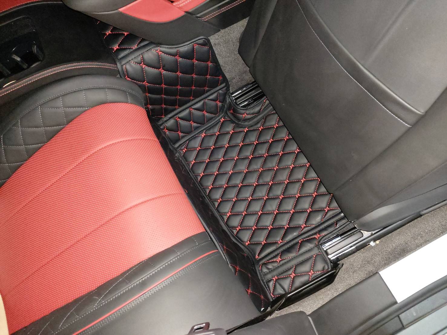 ขายพรมปูพื้นรถยนต์ Bentley Continental GT ปูพรมหกดี สีดำด้ายแดง เต็มคัน
