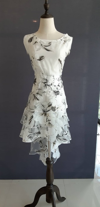 Pre-order เดรสขาว พรีเวดดิ้ง หน้าสั้นหลังยาว แขนกุด ลายดอกไม้เขียว เรียบหรู