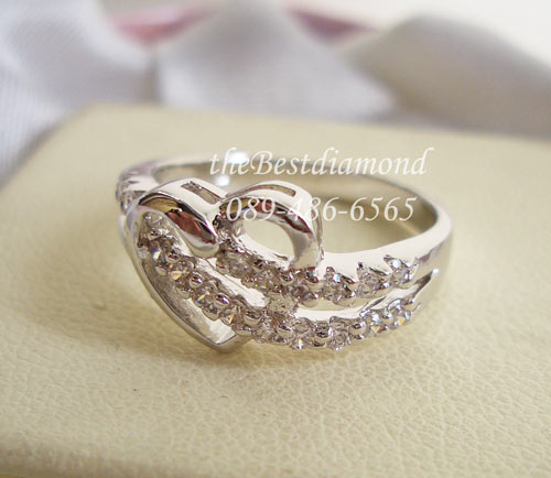 BR707RD+++แหวนหัวใจ สอดรัก++แหวนน่ารักๆๆ กรอบเป็นรูปหัวใจ ทำเก๋ ด้วยเส้นเพชร 2 เส้น คล้องเข้าไป งานน่ารัก ดีไซน์สวย ใส่ติดนิ้วได้เลย ไม่เวอร์ แต่ดูดี