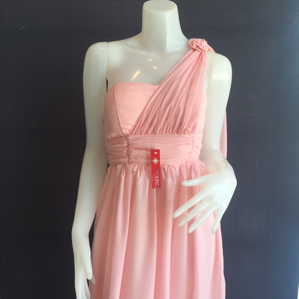 พร้อมส่ง ชุดเดรสยาว เกาะอก ไหล่เดียว จับสม๊อกด้านหลัง สีชมพู