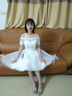 พร้อมเช่า ชุดแต่งงาน มินิมอล ชุดหมั้น ลูกไม้ ทรงปาดไหล่ หน้าสั้น หลังยาว ชุดพรีเวดดิ้ง