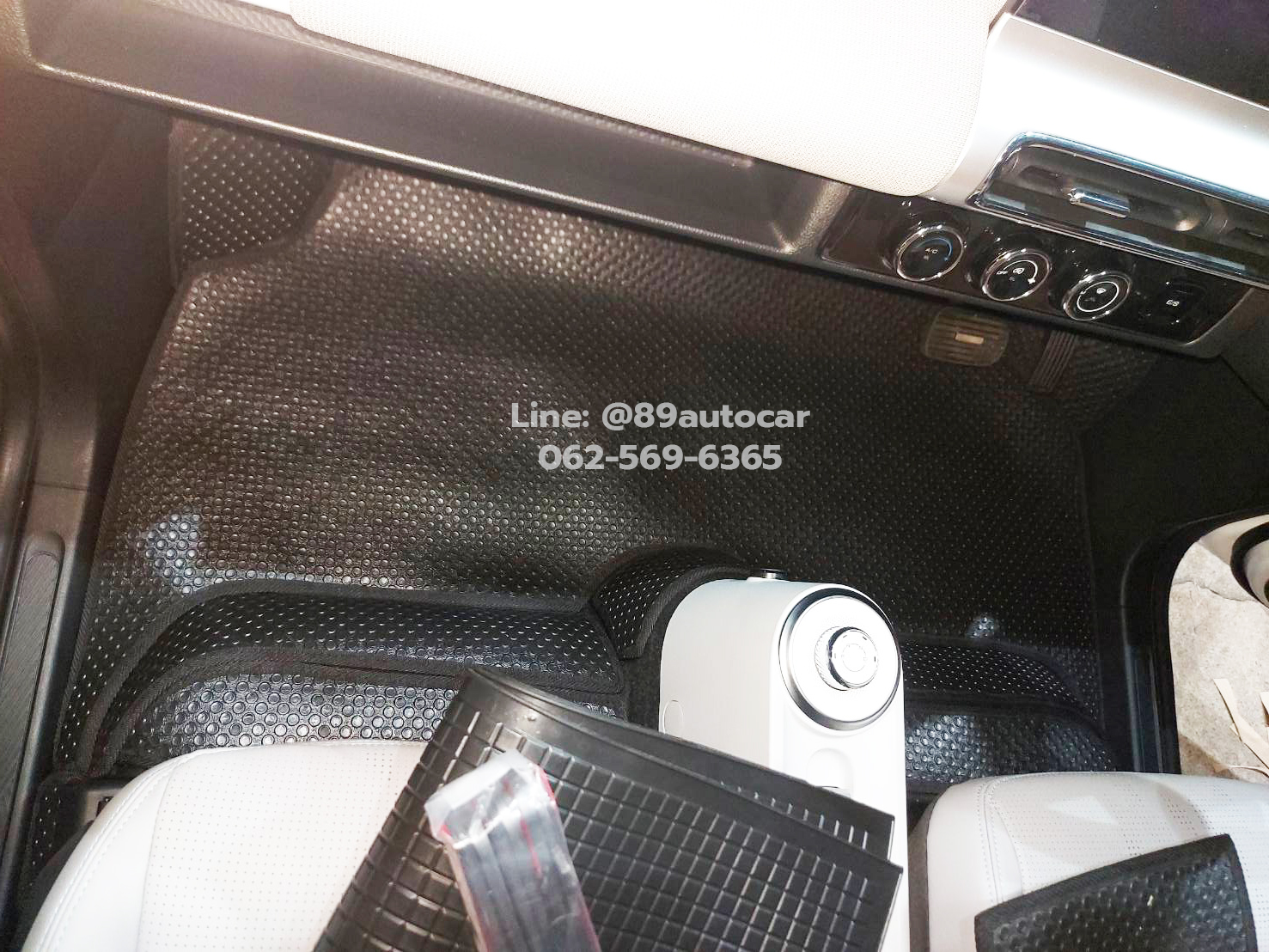 พรมปูพื้นรถยนต์ Wuling Air EV ปูกระดุมเล็กสีดำขอบดำ