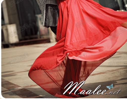 พร้อมส่ง ชุดราตรียาว สีแดง ไหล่เดียว แขนย้วย ผ้าอัดพลีทสวย แต่งเลื่อมช่วงเอว