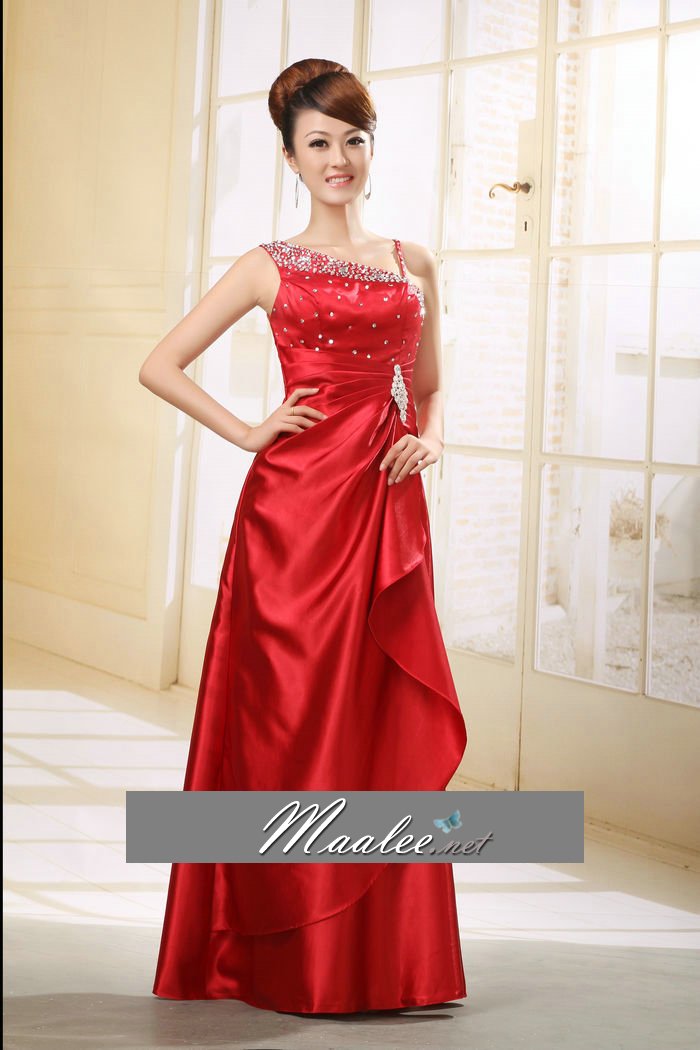 พร้อมเช่า ชุดราตรียาว ไหล่เฉียง สีแดงก่ำ จับจีบที่เอว คอประดับลูกปัดคริสตัลสวยหรู