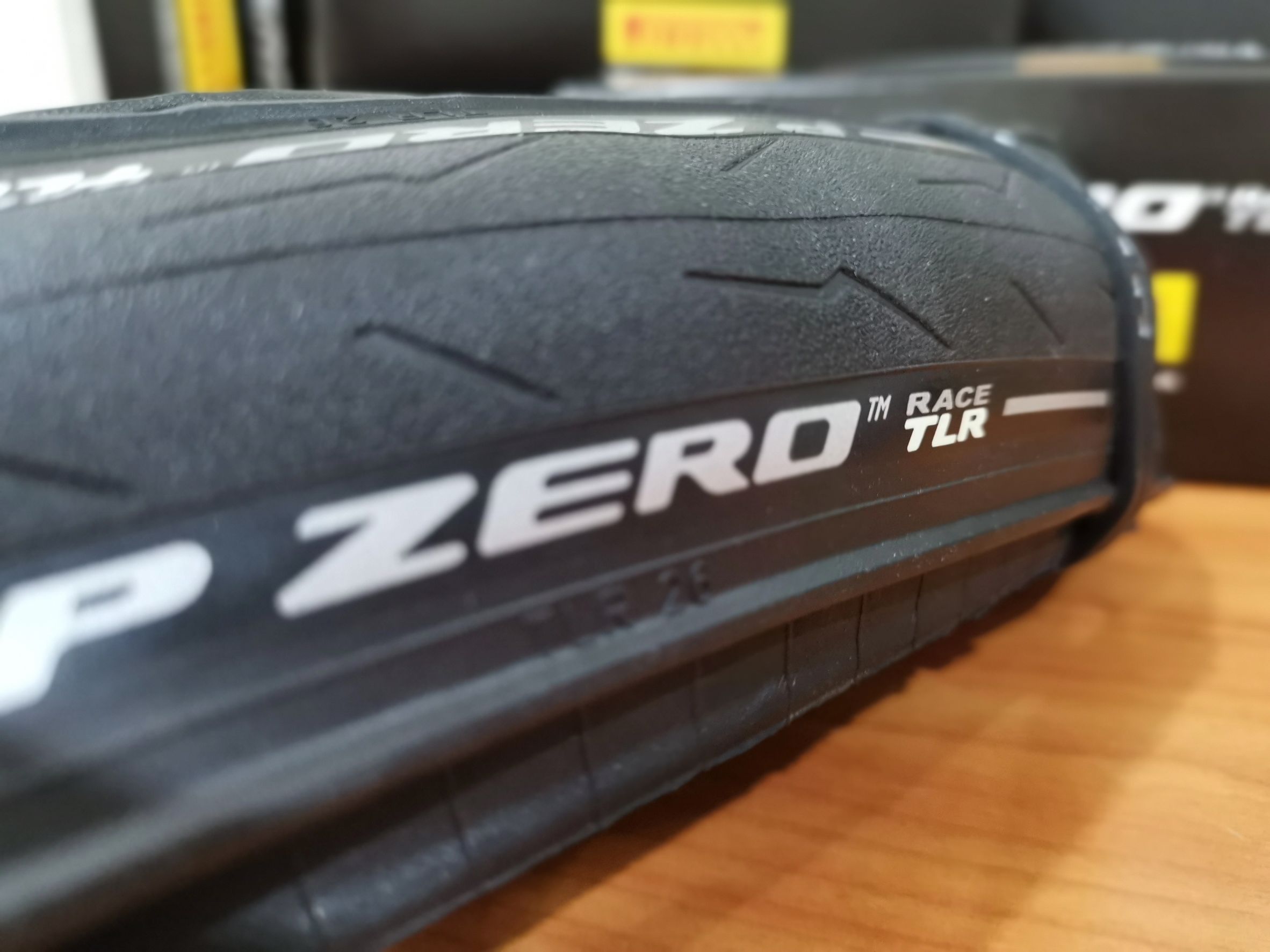 ยางนอกเสือหมอบ Pirelli P Zero Race TLR และ P Zero Race TLR SL (super light) 700X26 700X28