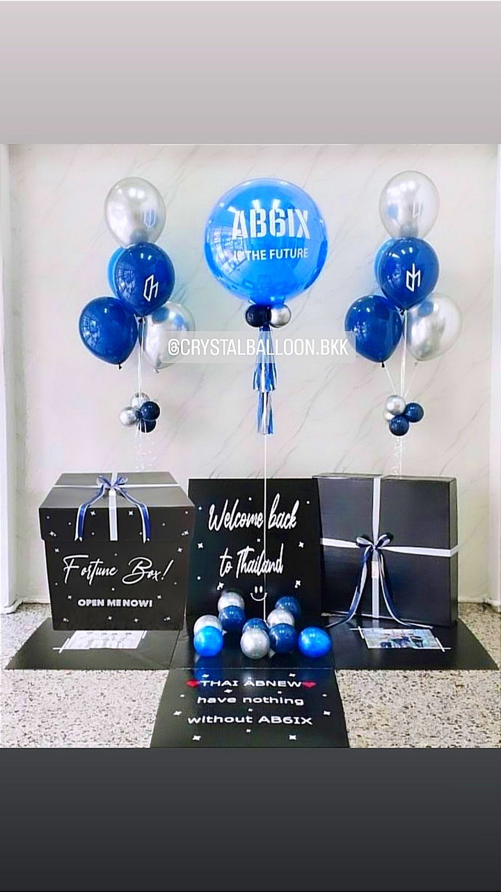 Grand Opening กล่องเซอร์ไพรส์เปิดงาน ขนาด 26" ทำสี พร้อม ลูกโป่งยาง ขนาด 24" สีนํ้าเงิน พร้อม ช่อลูกโป่ง ช่อ 5 ลูก 2 ช่อ พร้อมตกเเต่ง สามารถใส่รูปได้ 4 ใบ สามารถเปลี่ยนสีลูกโป่ง/เปลี่ยนสีข้อความได้