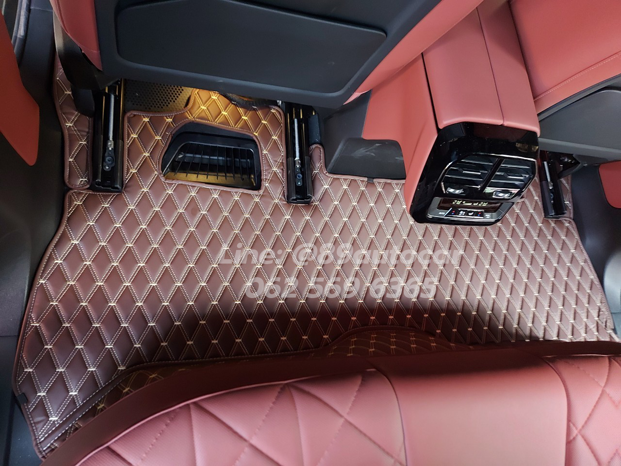 พรมรถยนต์ BMW IX40 (บีเอ็มดับเบิลยู ไอเอ็กซ์) ปูพรมvvip สีกาแฟด้ายทอง ในห้องโดยสาร