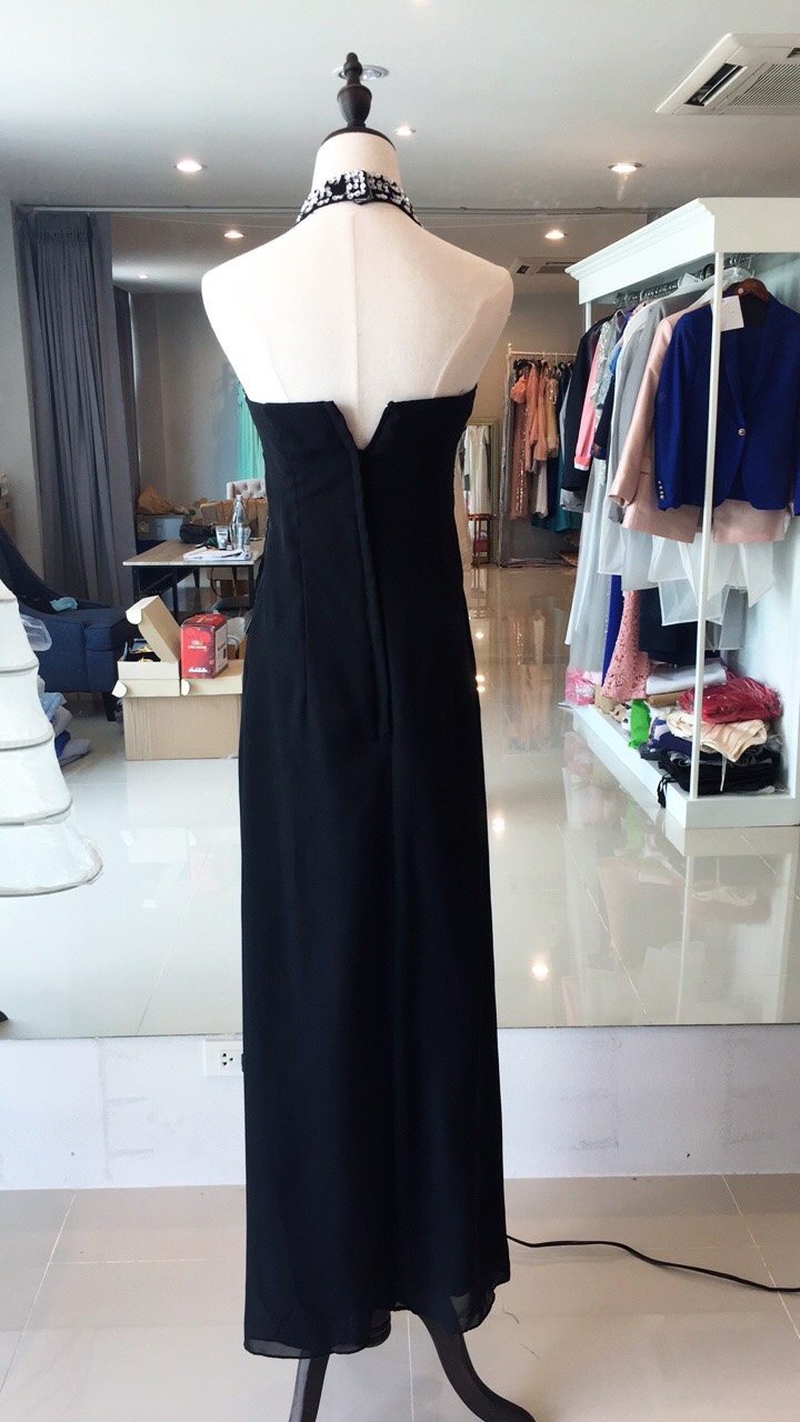 พร้อมเช่า ชุดราตรียาว สีดำ แบบเก๋ คล้องคอ ช่วยยกเนินอกสวย