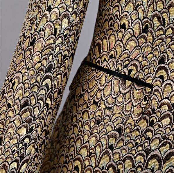 พร้อมเช่า ชุดสูท เสื้อสูทชาย สีทอง ปกทักซิโด้ ทอลาย3มิติ กับกางเกงสีดำ