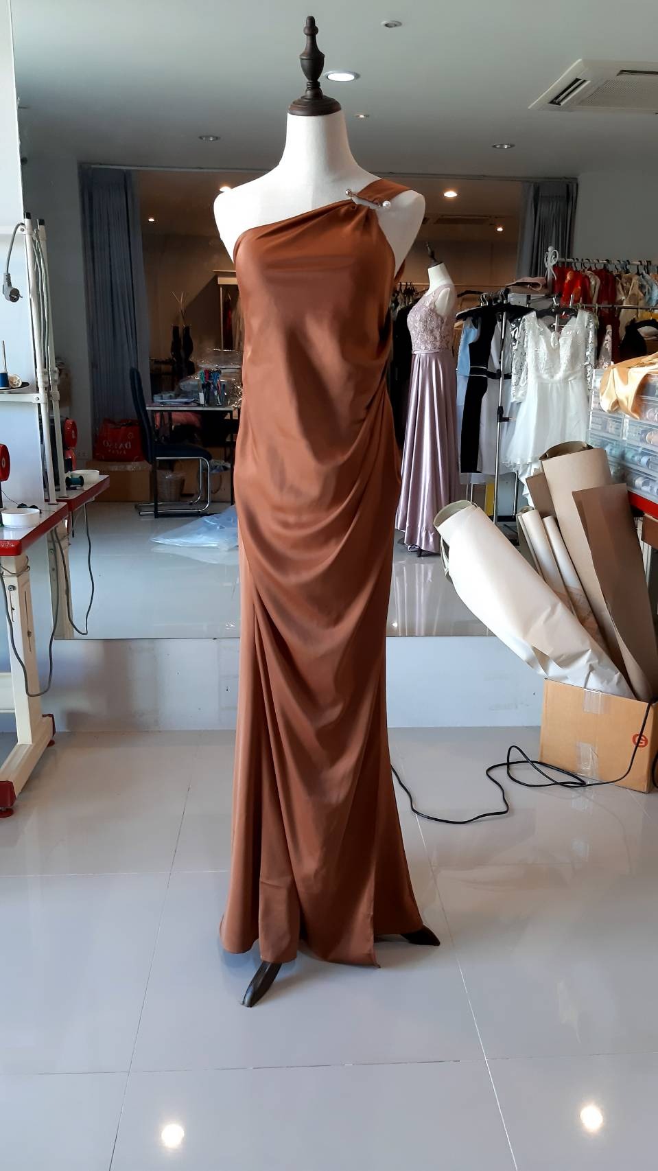 พร้อมเช่า ชุดราตรียาว ชุดเดรส ไหล่เฉียง จับเดรปหน้า สีส้มอิฐ สีน้ำตาล สีเบจ (เฉพาะ S,M)