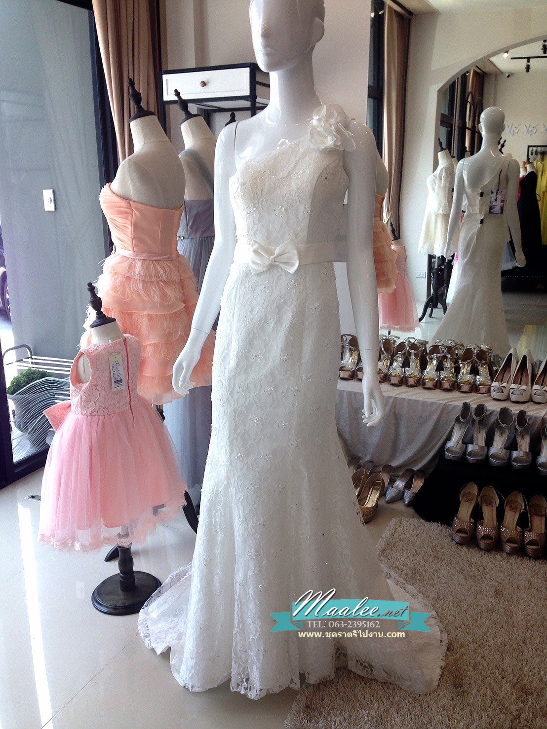 พร้อมส่ง ชุดราตรียาว ทรงหางปลา ผ้าลูกไม้ ไหล่เดียว สีขาว แต่งดอกไม้ช่วงไหล่