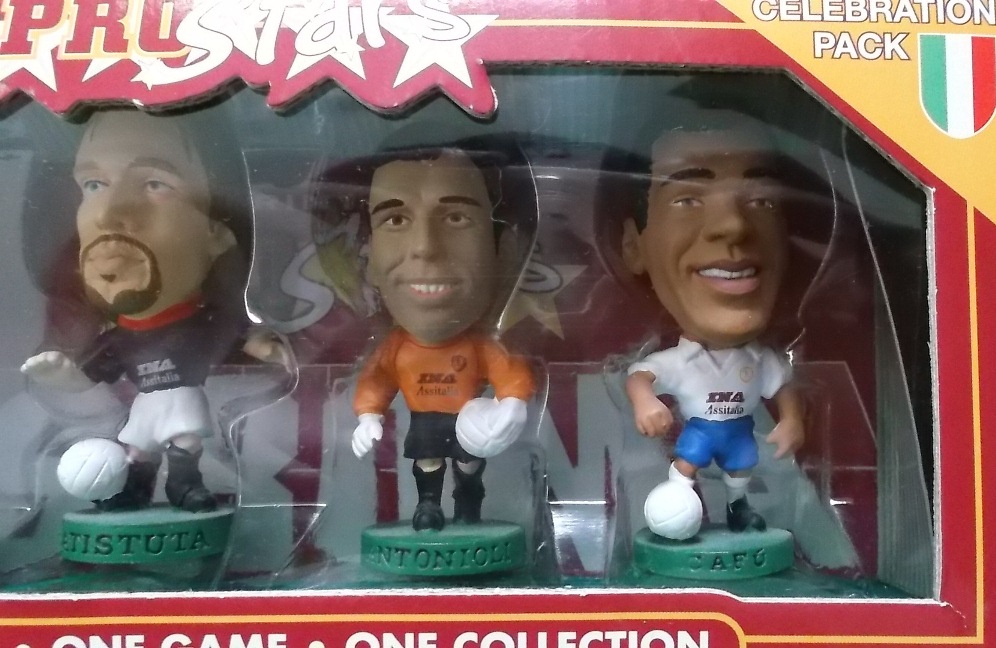 ตุ๊กตาโมเดลนักฟุตบอล ทีมแพ็ค 4x สโมสรเอเอส โรม่า โครินเธียน โปรสตาร์ - Scudetto Celebration Pack 2001 ใหม่ / 4x AS ROMA Football Club Corinthian ProStars Football Figure Team Pack - Scudetto Celebration Pack 2001 NEW