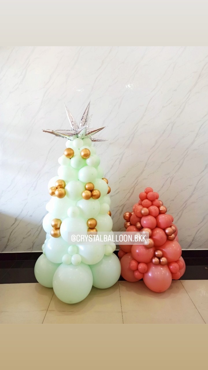 ต้นลูกโป่ง Christmas สูง 1.5 เมตร 1 ต้น พร้อม ต้น Christmas สูง 70 ซม. 1 ต้น Theme พาสเทล พร้อมตกแต่ง สามารถเปลี่ยนสีลูกโป่ง/เปลี่ยนฟอยล์ตกแต่งได้