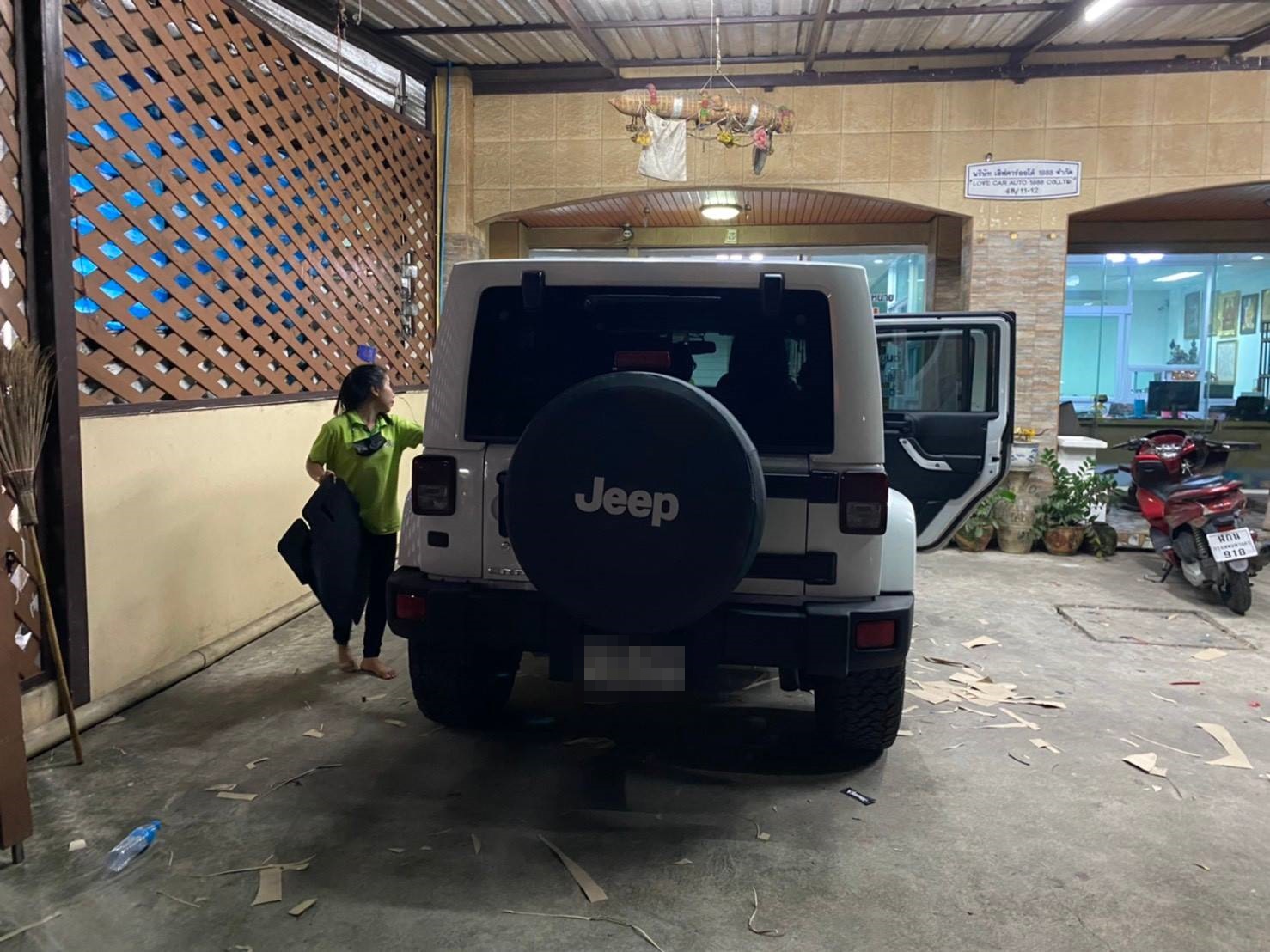 พรมรองเท้าในรถ jeep wrangler CRD 2014 ปูพรม7D สีดำด้ายแดง + พรมดักฝุ่นสีแดง เข้ารูป